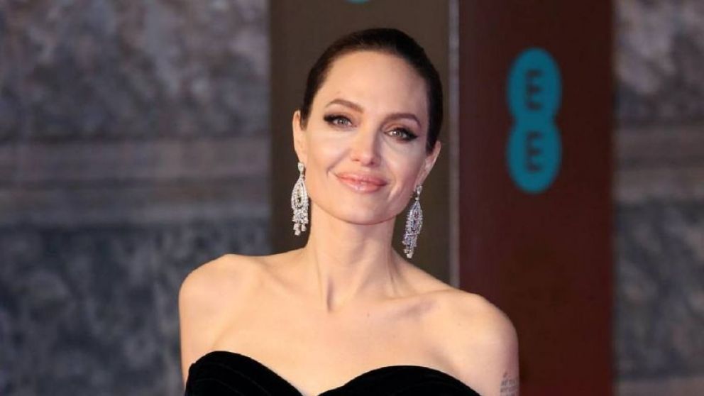 En la cama y con ropa interior roja Angelina Jolie brilló con su belleza |  Diario Opinión Ciudadana