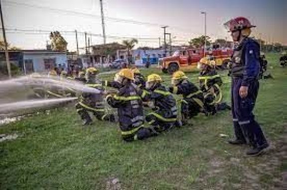 Bomberos rescatan a familia de un incendio en el barrio Independencia